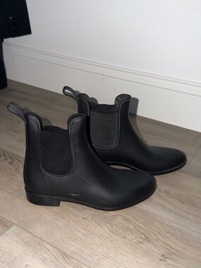 Universal Thread Black Women's Winter Rain Chelsea Boots